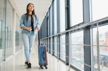 Güzel bayan havaalanında uçağını bekliyor..