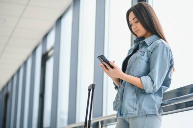 Güzel bayan havaalanında uçağını bekliyor..