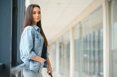 Turizm, tatil, tatil, çocukluk ve Ulaştırma kavramı - seyahat çantası ile küçük kız Havaalanı arka plan üzerinde gülümseyen.