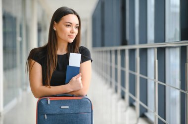Güzel bayan havaalanında uçağını bekliyor..