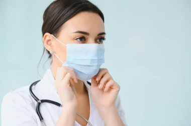 Mutlu genç bayan doktor üniforma, beyaz sağlık önlüğü, steteskop giyer. Güzel kadın doktor, terapist, hemşire portresi.