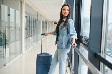 Güzel bayan havaalanında uçağını bekliyor..