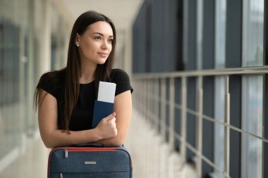 Güzel bayan havaalanında uçağını bekliyor..