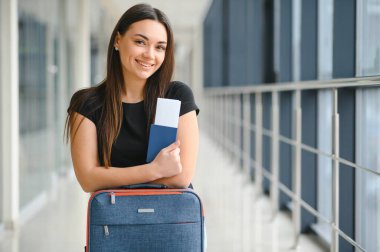 Tatil seyahati. Havalimanı Terminali 'ndeki güzel esmer bayan, Mutlu Gülümseyen Milenyum Kadını Tatil Gezisine Hazır, Ayrılış Kapısına Gidiyor, Boşluğu Kopyala