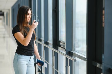 Havaalanı veznedeki kıza.