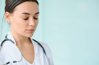 koruyucu maske takan kadın doktor portresi