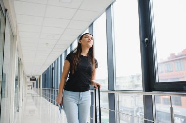 genç ve güzel kadın yolcu havaalanında.