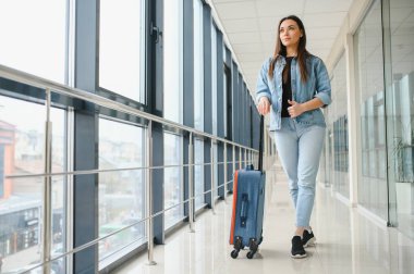 genç ve güzel kadın yolcu havaalanında.