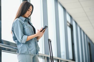 Neşeli, çekici genç bir kadın dünyayı geziyor.