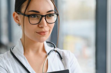 Hastane koridorundaki kadın doktorun portresi..