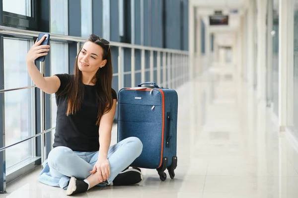 Bonita Mujer Esperando Vuelo Aeropuerto —  Fotos de Stock
