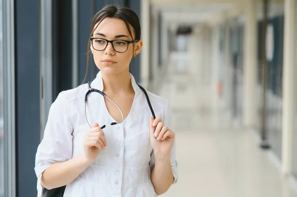 Vrolijke Jonge Vrouwelijke Arts Draagt Uniform Witte Medische Jas Stethoscoop — Stockfoto