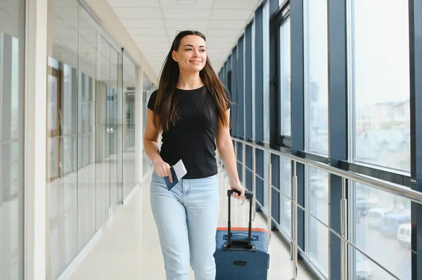Junge Frau Zieht Koffer Flughafenterminal Kopierraum — Stockfoto