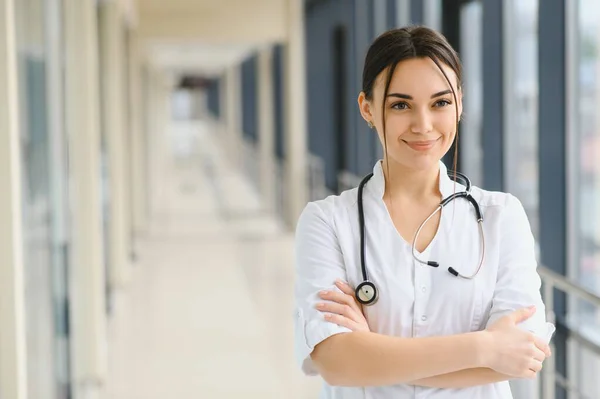 Portrét Mladé Ženy Lékař Bílým Pláštěm Stojící Nemocnici — Stock fotografie