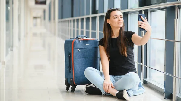 Mujer Feliz Esperando Vuelo Aeropuerto —  Fotos de Stock
