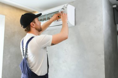 mutlu erkek teknisyen Klima tamiri