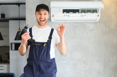 mutlu erkek teknisyen Klima tamiri