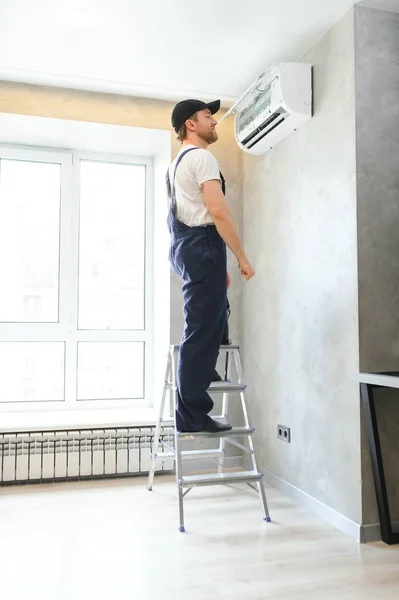 Specialist Rensar Och Reparerar Wall Luftkonditioneringen — Stockfoto