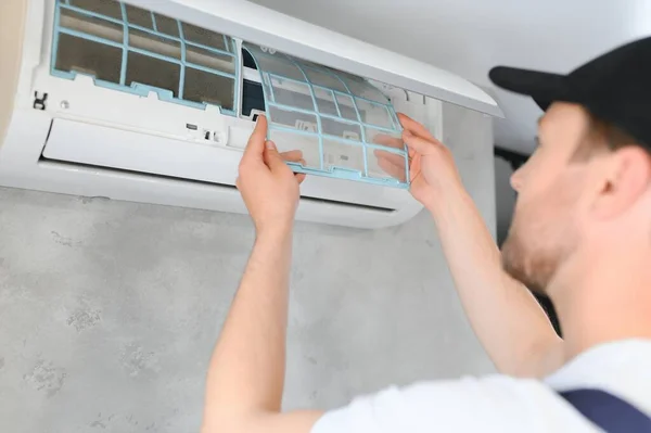 Service Man Cleaning Repair Maintenance Air Conditioner — Stock Photo, Image