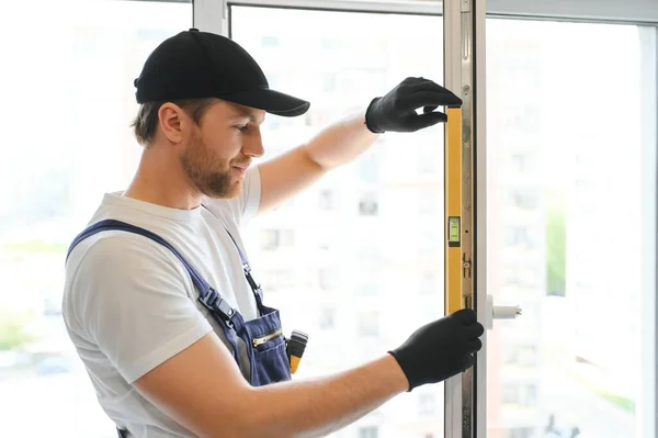Travailleur Construction Réparer Fenêtre Plastique Intérieur Espace Pour Texte Conception — Photo