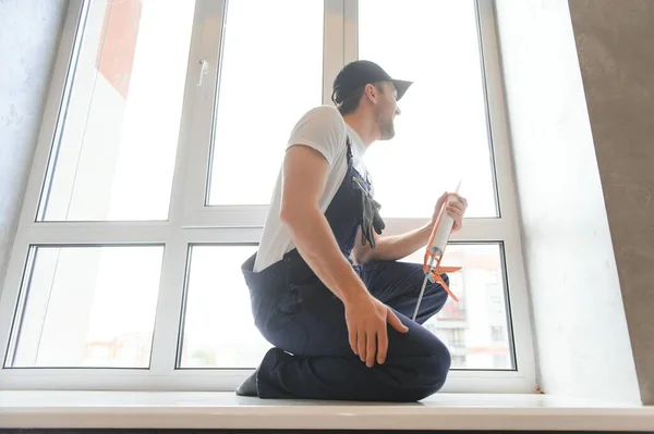 Homme Mettant Remplissage Entre Fenêtre Mur Dans Une Nouvelle Maison — Photo
