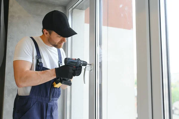 Ouvrier Salopette Installant Ajustant Des Fenêtres Plastique Dans Salon Maison — Photo