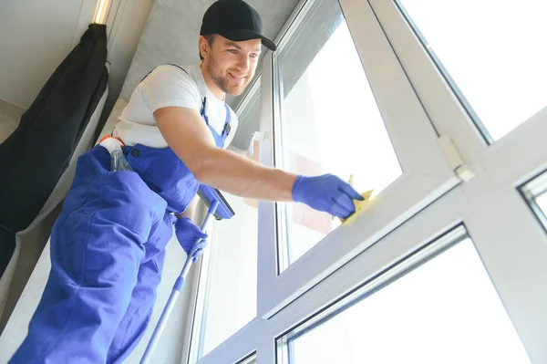 Handwerker Putzt Fenster Und Lächelt Neuen Haus — Stockfoto