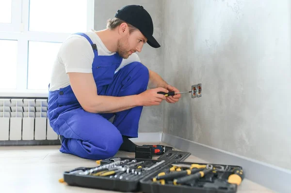 Professional Electrician Working Home Electrical System Installing Wall Socket — Stockfoto