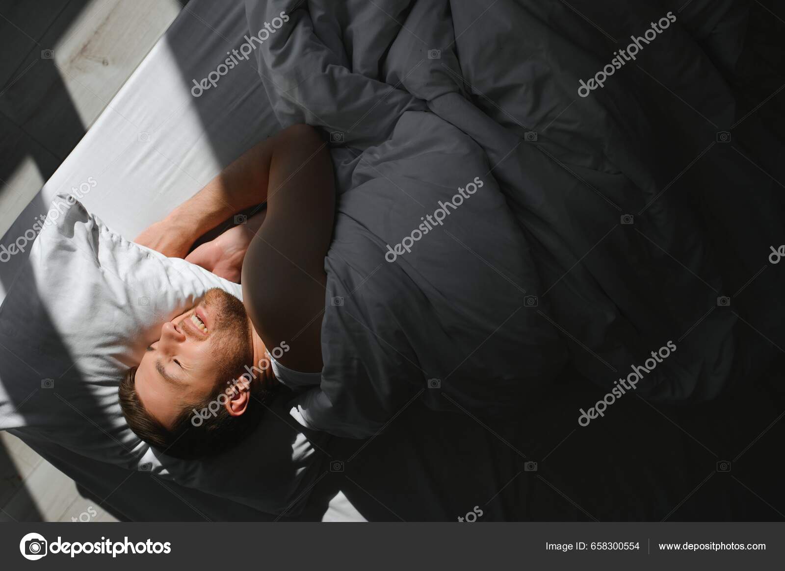 Скачать картинки Man waking up sleeping, стоковые фото Man waking up  sleeping в хорошем качестве | Depositphotos