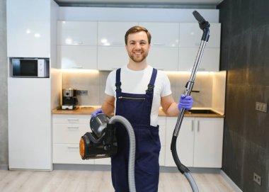 Kuru temizleme çalışanı dairede..