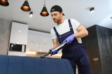 Kuru temizlemeci'nın çalışan mobilya düz toprak kaldırma.