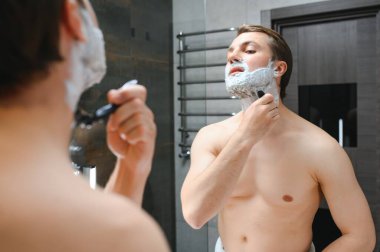 Sakalını kesen ciddi bir adam..