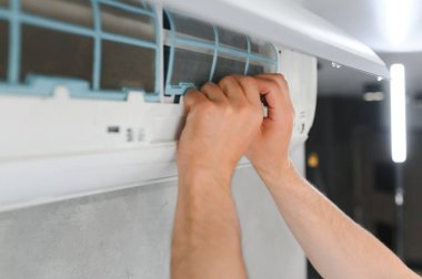 Klima filtresi temizleme konsepti.