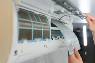 Temizlik, onarım ve bakım Klima Servisi adamdır