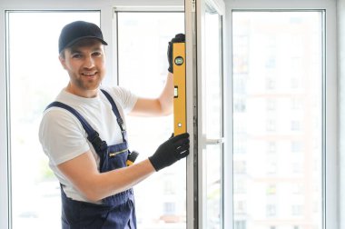 Pencere içinde ev onarım inşaat işçisi