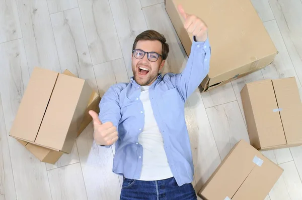 Hombre Feliz Con Caja Cartón Nuevo Hogar —  Fotos de Stock