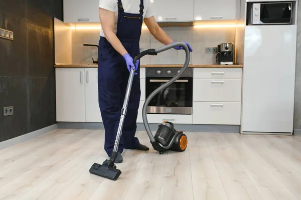 掃除機クリーナー付きハッピー男性清掃カーペット — ストック写真