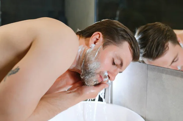 Man Washes His Face Shaving — Stock Photo, Image
