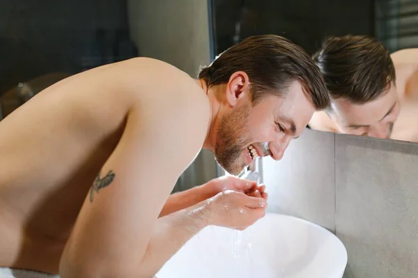 Man Washes His Face Shaving — Stock Photo, Image