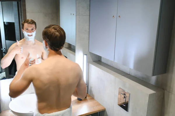 Confident Guy Using Shaver Bathroom — Stock Photo, Image