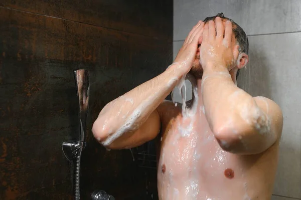 閉じるアップ魅力的な若い裸悲しい心配若い男取るシャワー — ストック写真