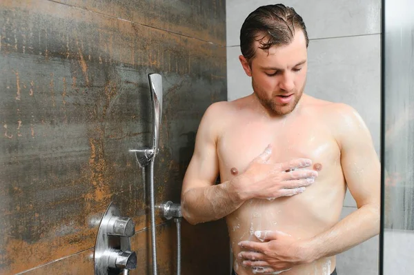 Handsoome Homem Tomando Banho Banheiro Moderno — Fotografia de Stock