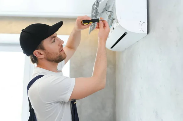 Glücklicher Männlicher Techniker Repariert Klimaanlage — Stockfoto