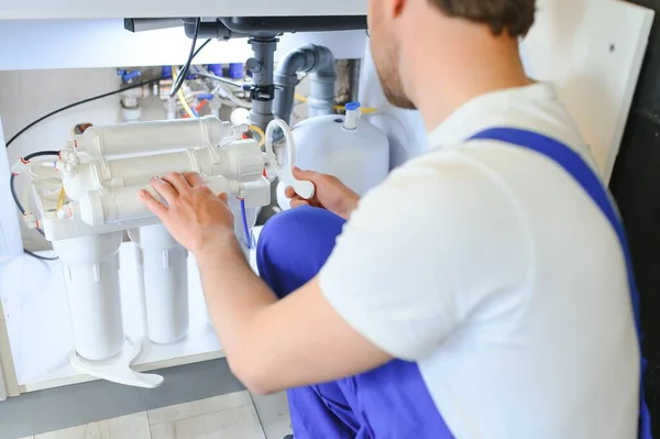 Rörmokare Arbetar Byta Kassett Filter För Vatten Köket Konceptfiltreringssystem — Stockfoto