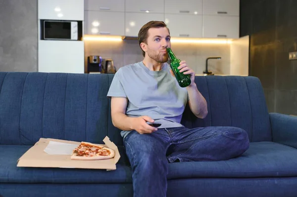 Biały Mężczyzna Odpoczywa Kanapie Pizzę Ogląda Telewizję Koncepcja Nowoczesnego Odnoszącego — Zdjęcie stockowe