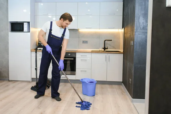 Limpiador Profesional Uniforme Azul Lavando Suelo Limpiando Polvo Los Muebles — Foto de Stock