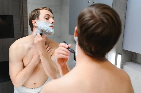Handsome Young Man Shaving His Face Looking Mirror — Stock Photo, Image