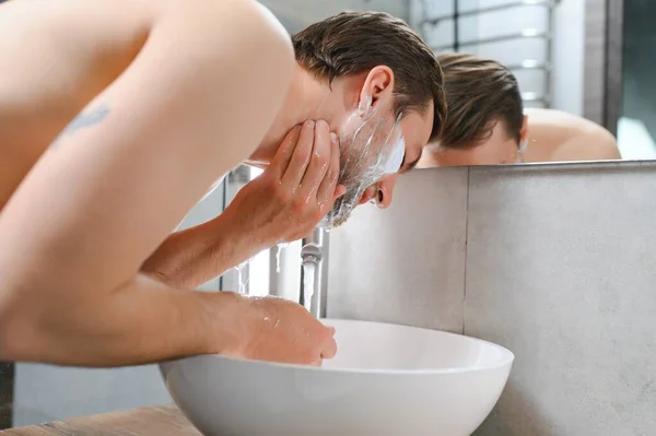 Homem Lava Rosto Depois Fazer Barba — Fotografia de Stock