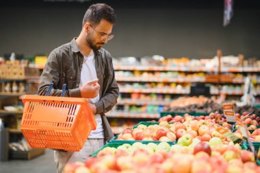 Markette sebze ve meyve alan adam, sıfır atık kavramı.