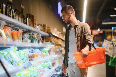 Gülümseyen Erkek Müşteri Alışveriş Yapıyor.